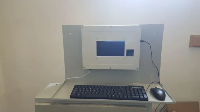 QR-scanning terminal with its operator keyboard and mouse.