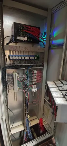 Control-cabinet modules and cable connections during system integration.